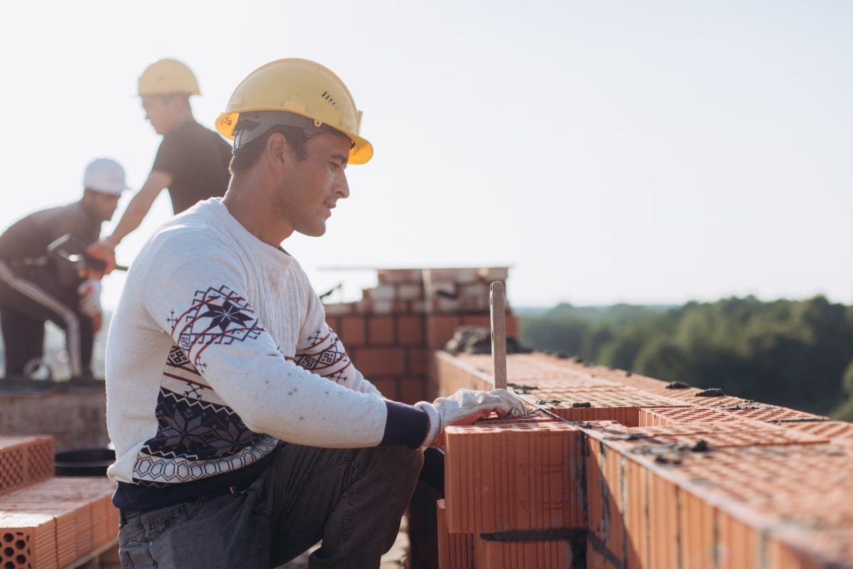 Aannemer in Bentelo - Metselaars aan het werk op een bouwplaats